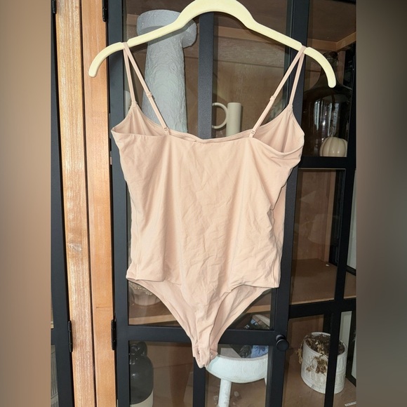 SKIMS Fits Everybody bodysuit nude beige square neck clay thong adjustable strap - Picture 6 of 8